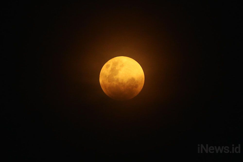 Bulan Terlihat Kemerahan di Monas, Para Pengunjung Kegirangan 