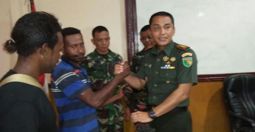 Mantan Simpatisan OPM Serahkan Senjata Laras Panjang dan Granat ke TNI