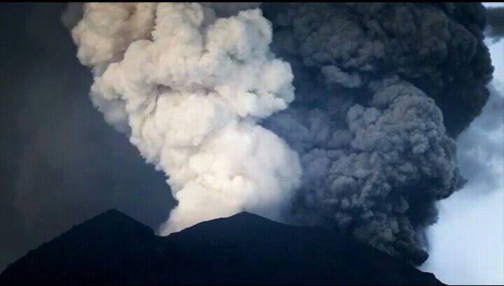 PVMBG: Dua Lubang Asap Vulkanis di Gunung Agung karena Dorongan Magma 