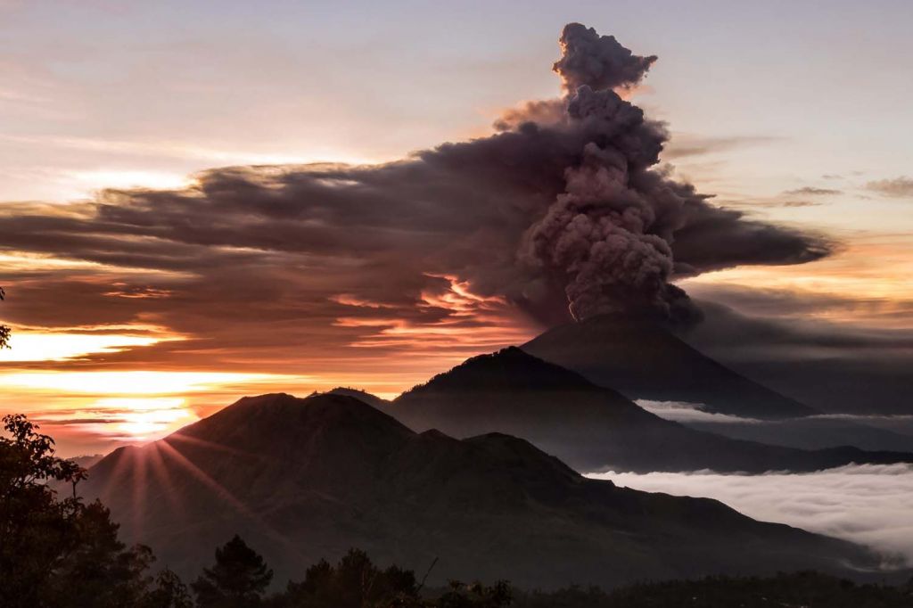 Kembali Erupsi, PVMBG: Gunung Agung Berstatus Siaga