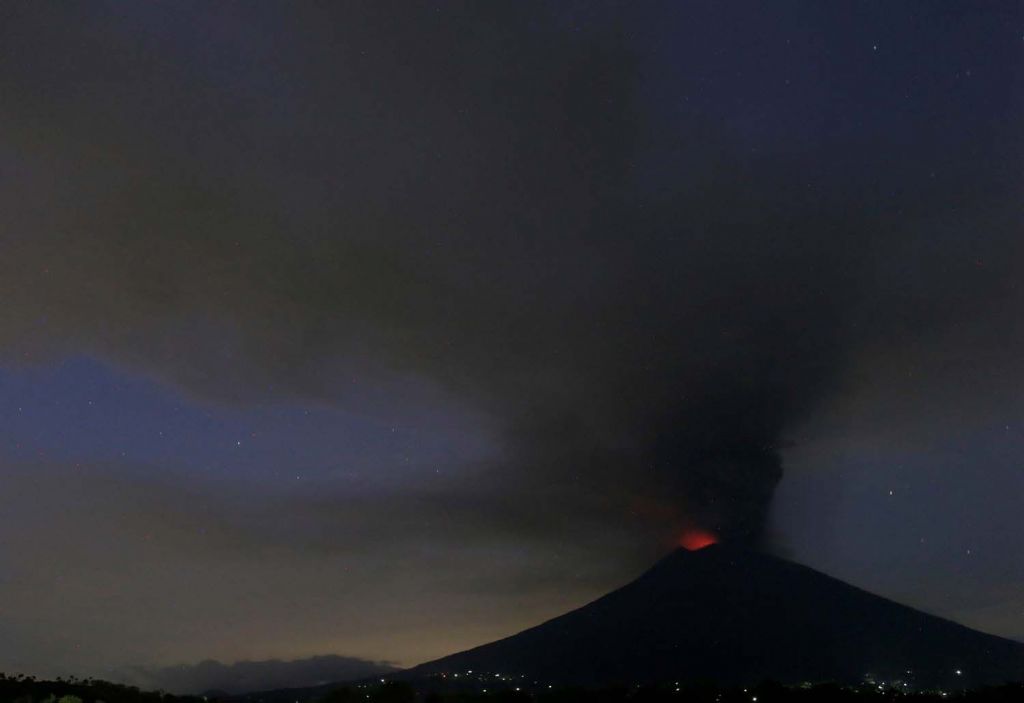 Sinar Api di Kawah Gunung Agung Mulai Intens Teramati