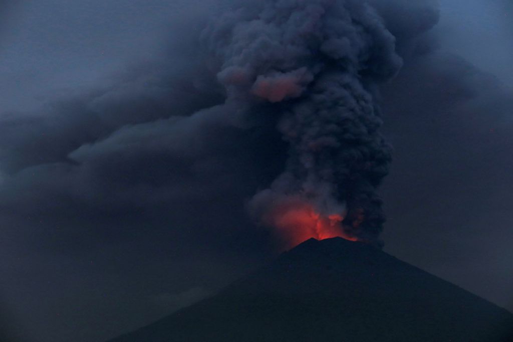 Sekitar Pukul 04.09, Gunung Agung Erupsi Selama 3 Menit