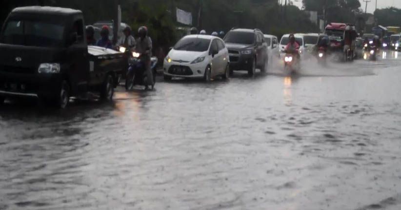 Banjir Rendam Jalur Pantura dan Ratusan Rumah Warga di Cirebon