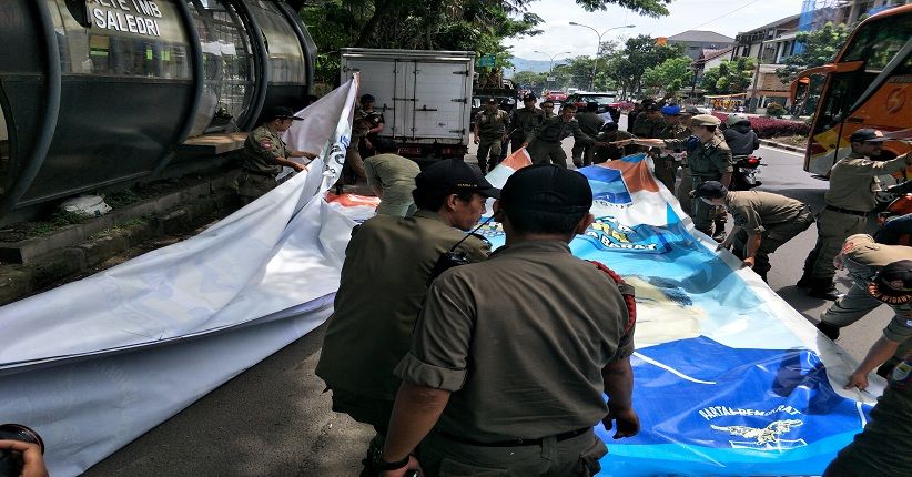 Tak Sesuai Aturan, Panwaslu Kota Bandung Tertibkan Puluhan APK 
