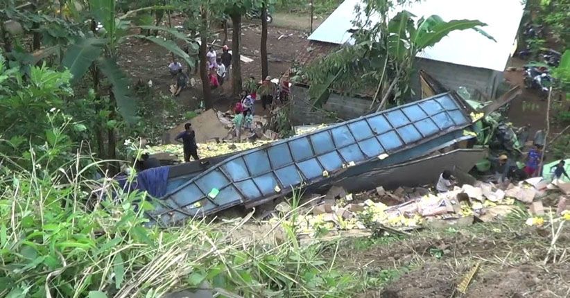 Rem Blong, Truk Tronton Terjun ke Jurang di Pantura Batang, Sopir Luka
