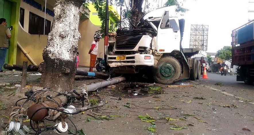 Hindari Tabrakan, Truk Trailer Hantam Pohon Peneduh dan Tiang Listrik