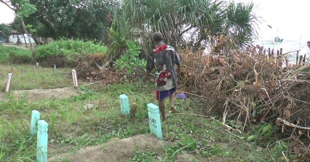 Dihantam Ombak Besar, Belasan Makam di Rembang Hilang