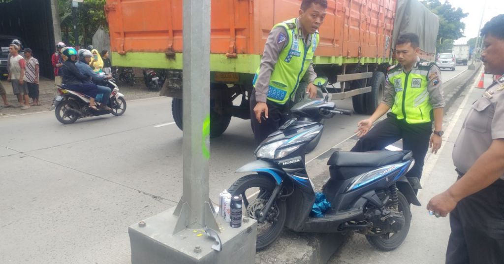 Diduga Mengantuk, Pemotor Tabrak Tiang Listrik dan Tewas Seketika