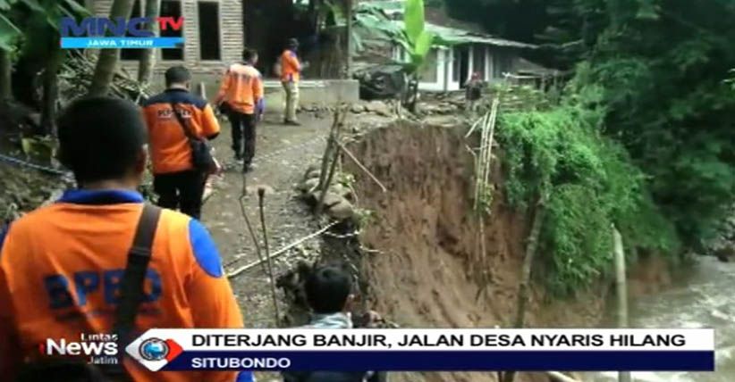 Rumah Tergerus Sungai, Warga Situbondo Pilih Mengungsi