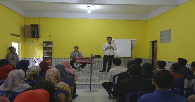 Kunjungi Kampung Inggris di Pare, Emil Jadi Guru Dadakan