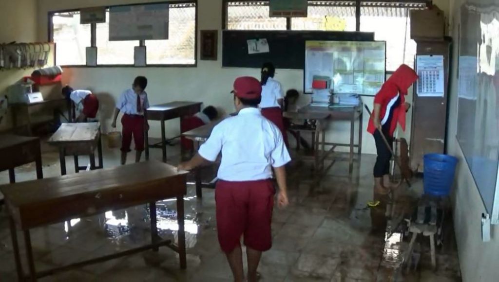 Banjir Surut, Guru dan Siswa di Ponorogo Terpaksa Bersih-bersih Kelas