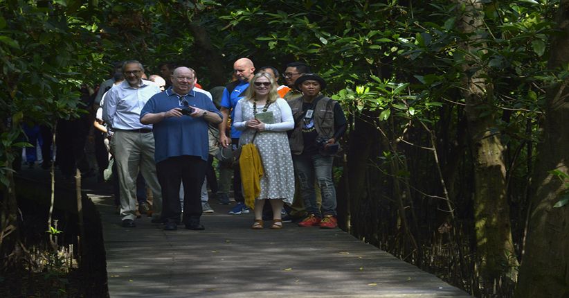 Hunting Foto, Wali Kota Liverpool Terpesona Keindahan Hutan Mangrove 