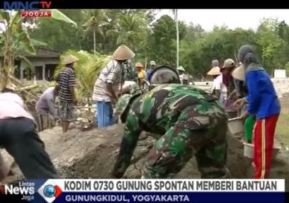 Pemkab Gunungkidul Cuek, Warga dan TNI Swadaya Bangun Jembatan Darurat