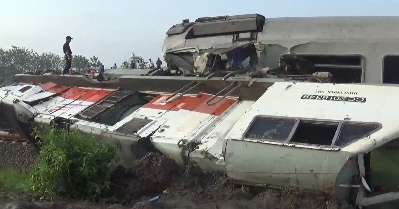 Isak Tangis Warnai Pemakaman Masinis KA Sancaka