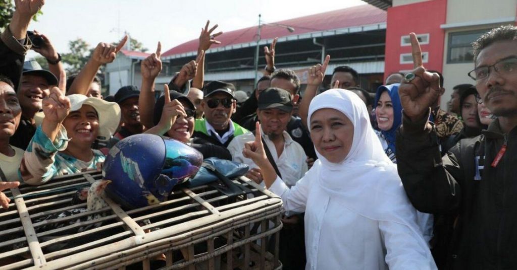 Becek-Becekan di Pasar Ngemplak, Khofifah Dielu-Elukan Para Pedagang