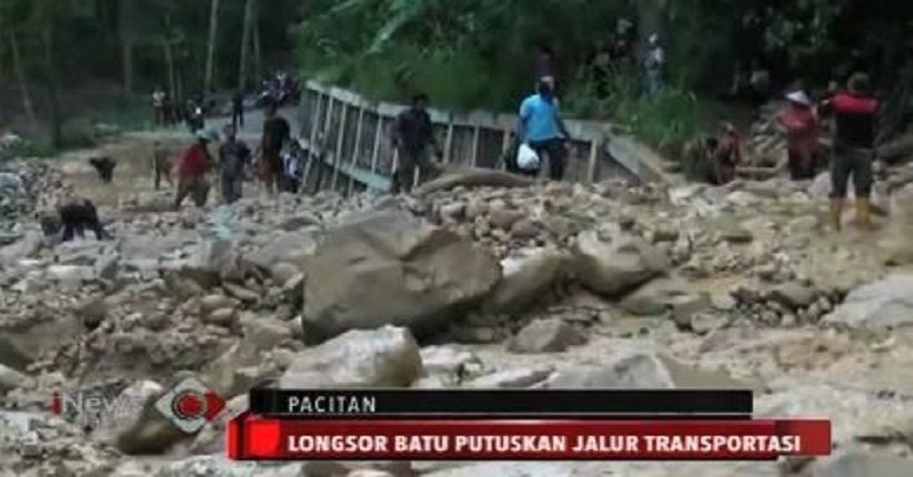 Tak Ada Akses Lain, Warga Nekat Terobos Material Longsor