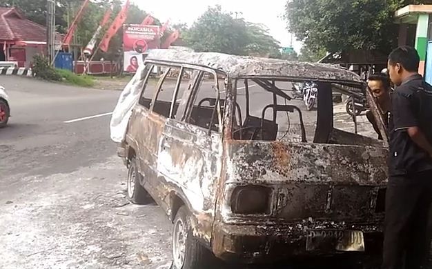 Mobil Pick Up Angkut BBM Terbakar di Jember