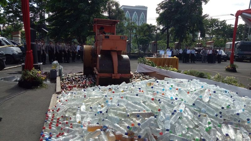 Polda Jatim Musnahkan 5,5 Kg Sabu dan 70.000 Botol Miras Ilegal
