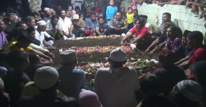 Jenazah 3 Bocah yang Diracun Ibunya di Jombang Dimakamkan Berdekatan