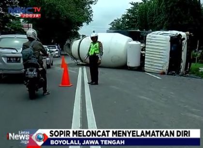 Truk Pengangkut Semen Cor 6 Ton Terguling, Sopir Selamat