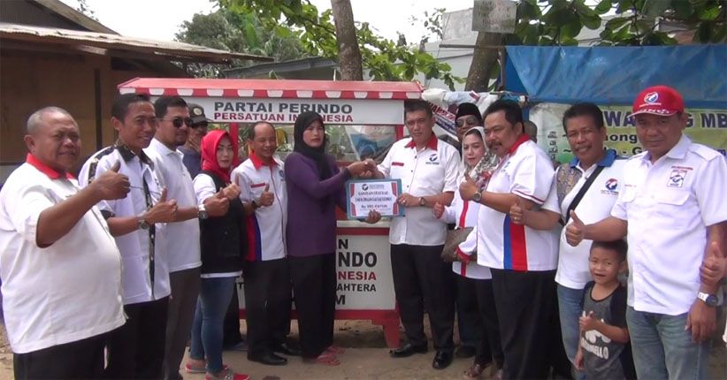 Pedagang Kecil Semringah Dapat Gerobak Gratis dari Perindo