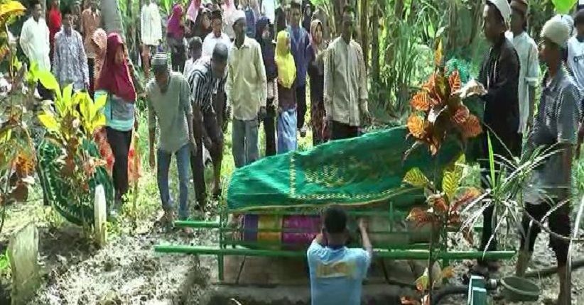 Isak Tangis Iringi Pemakaman Korban Ledakan Tangki di Bandarlampung