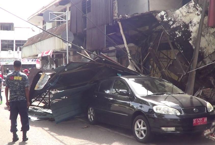Bangunan Tua di Ambon Ambruk Timpa Sebuah Mobil