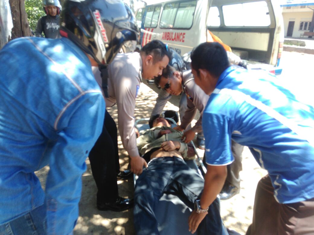 Asyik Main Ponsel, Pengendara Motor Tabrak Mobil Boks