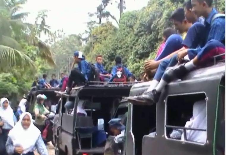 Demi Sekolah, Siswa di Lahat Bertaruh Nyawa di Atas Angkutan