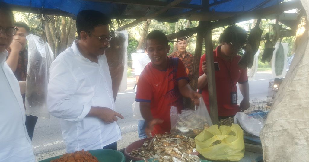 Melintas di Jalan Lintas Sumatera, Djarot Singgah Beli Ikan Asin
