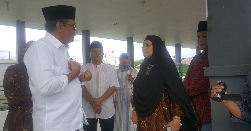 Kunjungi Pondok Pesantren Darul Ikhlas, Djarot Ajak Santri Beternak