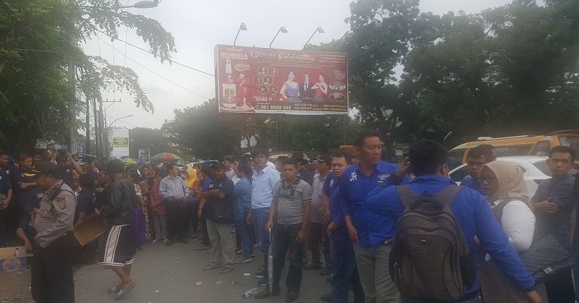 Massa Minta Bawaslu Jadikan JR-Ance Paslon Nomor Urut 3