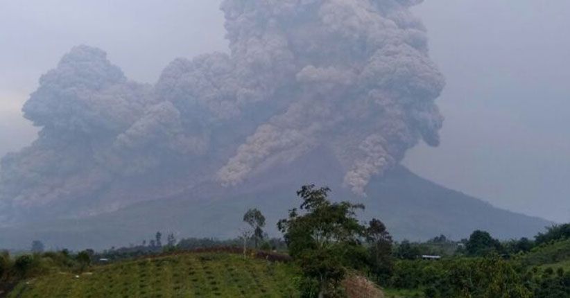 Gunung Sinabung Kembali Muntahkan Abu Vulkanik Setinggi 5 Km