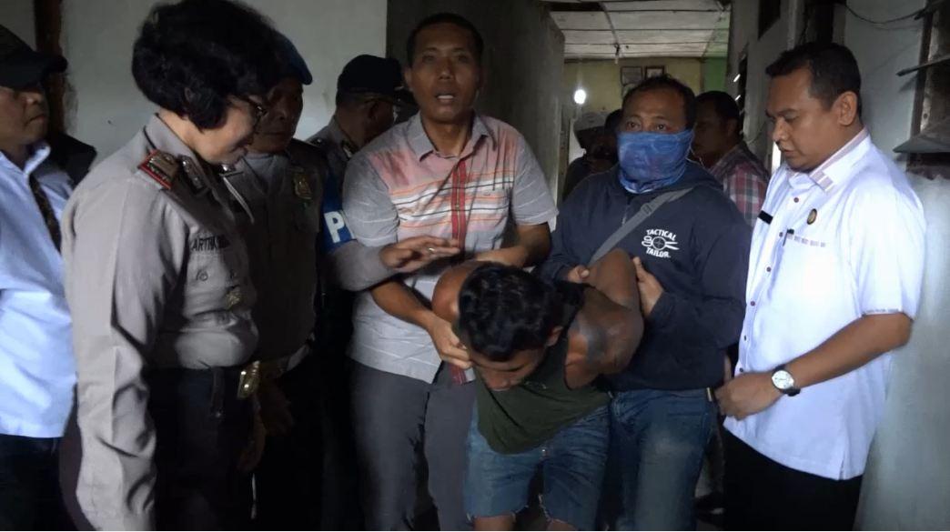 Gerebek Kampung Narkoba, Tersangka Menangis saat Diamankan Polisi