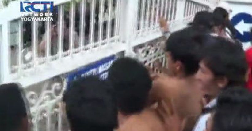 Demo Tolak Bandara di Kantor DPRD DIY Ricuh