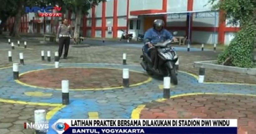 Satlantas Polres Bantul Bantu Warga Latihan Praktik Ujian SIM