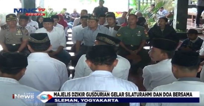 Gusdurian Doa Bersama dengan Jemaat Gereja Santa Lidwina
