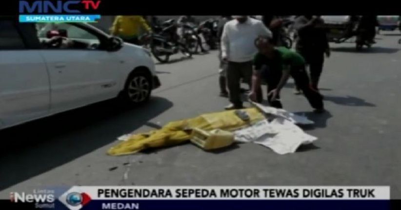 Jatuh Disenggol Bus, Wanita Muda Pengendara Motor Tewas Terlindas Truk