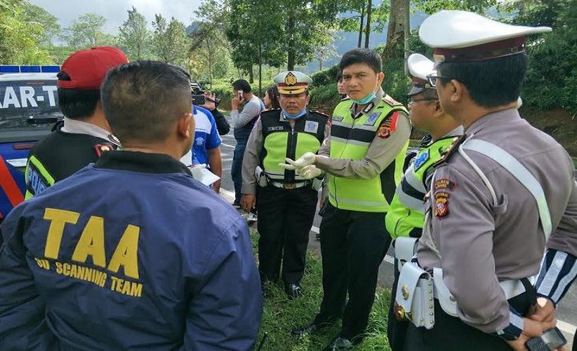 Tim Gabungan Olah TKP Kecelakaan Maut Bus Pariwisata di Tanjakan Emen