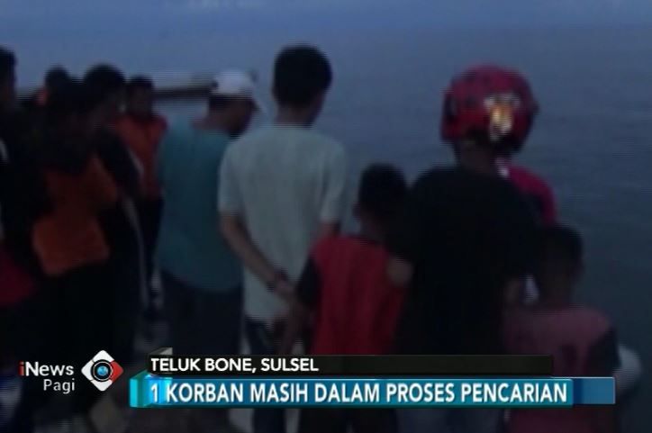 Petugas Lakukan Pencarian Korban Tabrakan Kapal di Teluk Bone