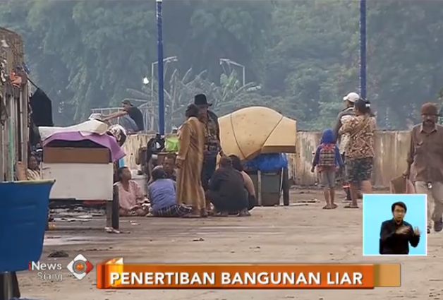 Bedeng Dibongkar, Warga Tidur di Ruas Jalan Tanah Abang