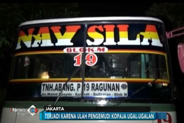  Sopir Ugal-ugalan, Motor Masuk Kolong Kopaja