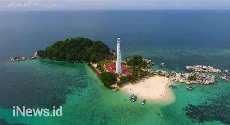 Pesona Batu Berkepala Garuda di Pulau Lengkuas