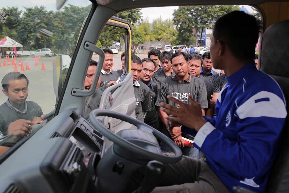 UD Trucks Bantu Pengemudi Buat SIM Gratis