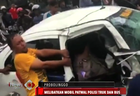 Mobil Patwal Polisi Tabrak Truk saat Kawal Dishub Jatim
