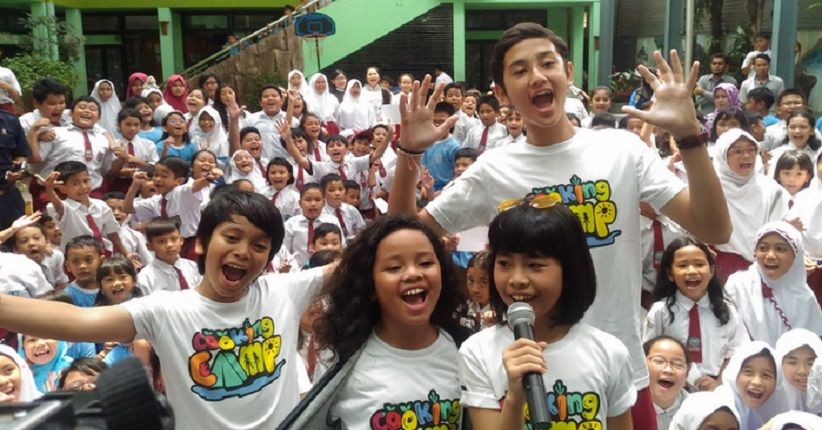 Kunjungi SDS Hang Tuah, Pemeran Film Cooking Camp Disambut Antusias