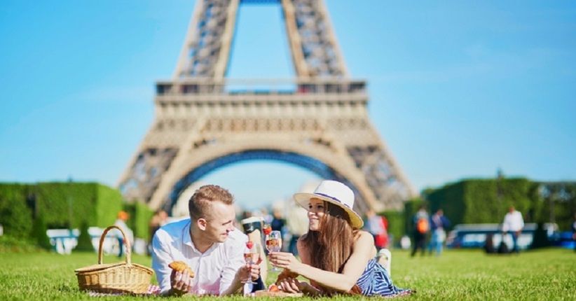 Menikmati Paris dengan Cara Berbeda, Piknik di Bawah Menara Eiffel