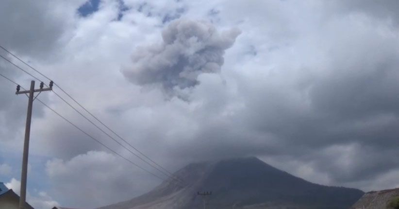 Kembali Meletus, Gunung Sinabung Muntahkan Abu Vulkanik Setinggi 3 Km