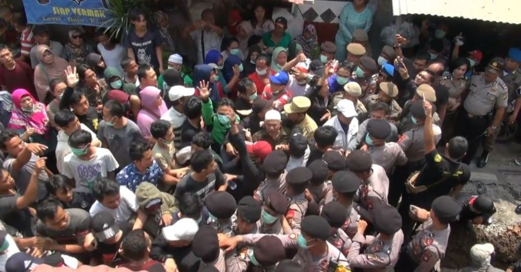 Tolak Proyek Saluran Air, Warga Kebayoran Lama Ribut dengan Polisi