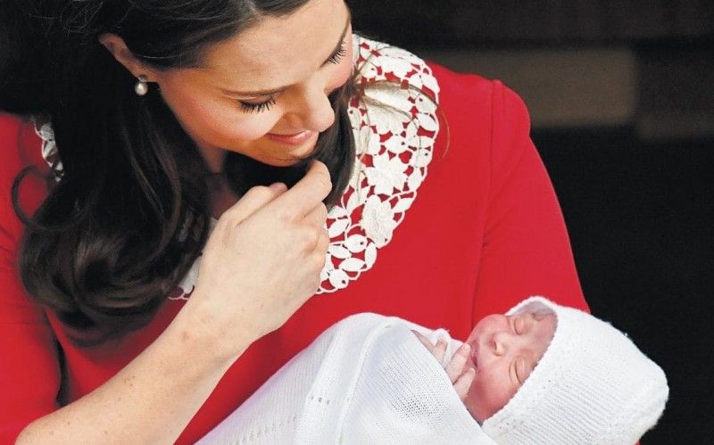 Ratu Elizabeth II Kunjungi Anak Ke-3 William-Kate Naik Helikopter